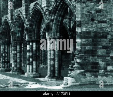 Colonnes et arcades dans l'abbaye de Whitby dans le Yorkshire du Nord Banque D'Images