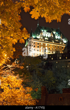 À la recherche jusqu'au Château Frontenac la nuit encadrée par les feuilles d'automne Banque D'Images