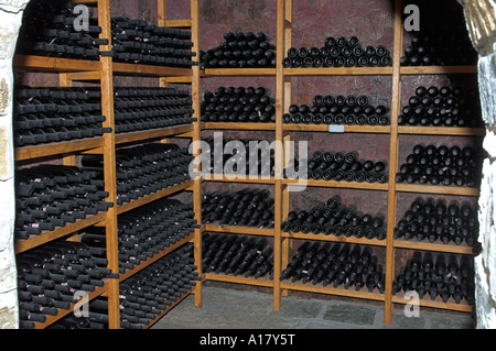 Wine racks de stockage pour les bouteilles dans les caves Banque D'Images