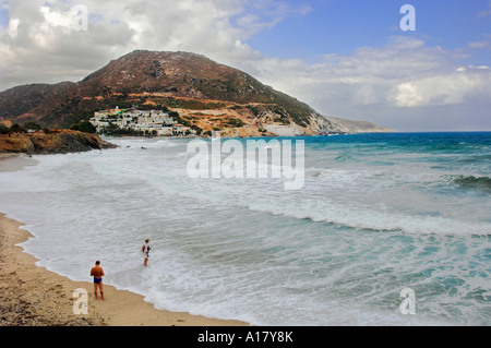 Les gens sur la plage avec des vagues se briser à l'Omos Fodele bay et plage de Crète, Grèce Banque D'Images