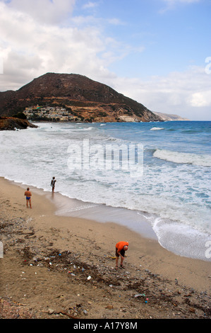 Les gens sur la plage avec des vagues se briser à l'Omos Fodele bay et plage de Crète, Grèce Banque D'Images