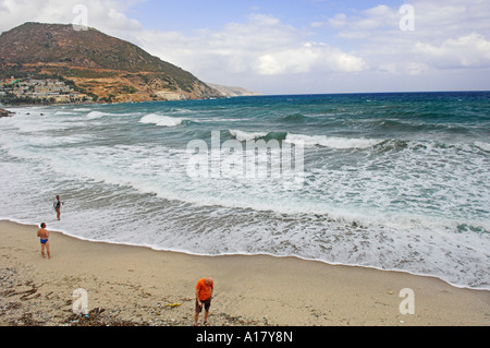 Les gens sur la plage avec des vagues se briser à l'Omos Fodele bay et plage de Crète, Grèce Banque D'Images