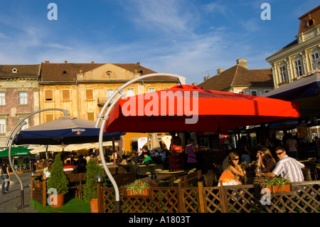 L'Europe Roumanie le Banat Timisoara. Personnes dans un restaurant sur Piata Unirii Banque D'Images