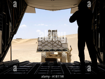 Les charges d'un chariot élévateur sur un cargo C-130 Hercules sur une piste de terre dans la région de Tarin Kowt, Afghanistan. Banque D'Images