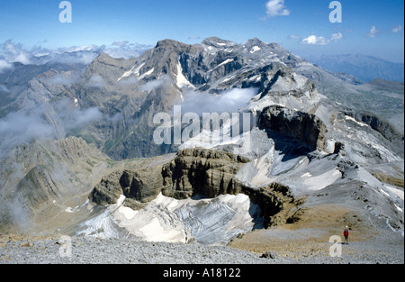 La Haute Pyrenees au-dessus du Cirque de Gavarnie, de le Taillon, Pyrénées. Sur la crête frontière entre la France et l'Espagne Banque D'Images