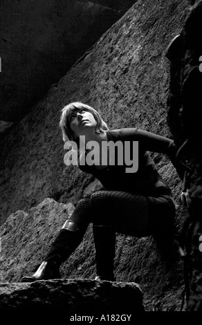 Portrait de jeune femme à la recherche jusqu'à la lumière entourée de ruines Banque D'Images