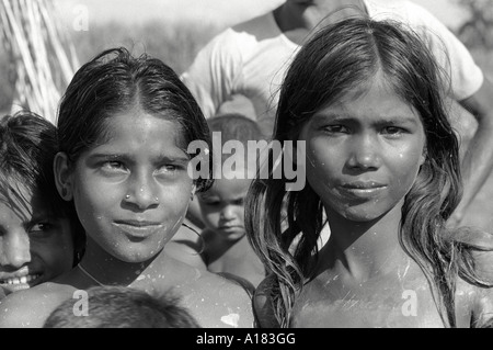 Portrait N/B des enfants secourus de leur village coupé par les eaux de crue. Khulna, Bangladesh Banque D'Images