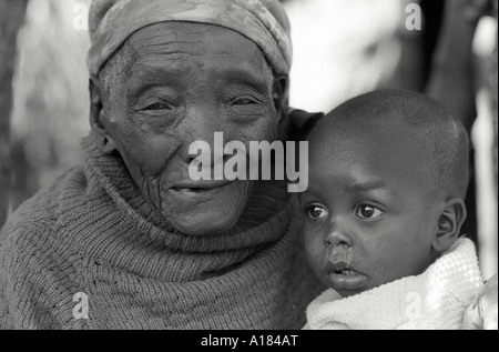 Portrait en noir et blanc d'une femme âgée et de son arrière-petit-enfant de la tribu Akamba. Machakos, Kenya Banque D'Images