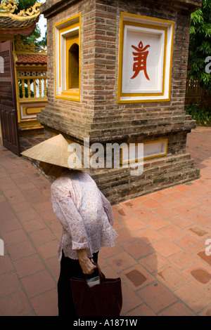 2007 Vieille Femme à la Pagode Tran Quoc l'une des plus anciennes pagodes taoïstes au Vietnam Banque D'Images