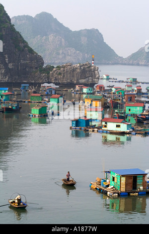 2007 péniche ville flottante dans la Communauté hors du port de la ville de Cat Ba Baie de Halong Vietnam Banque D'Images