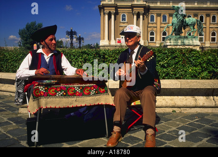 Les musiciens hongrois en costumes traditionnels et modernes jouant au Palais Royal à Budapest Hongrie Banque D'Images