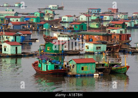 Péniche ville flottante dans la Communauté hors du port de la ville de Cat Ba Baie de Halong Vietnam Banque D'Images