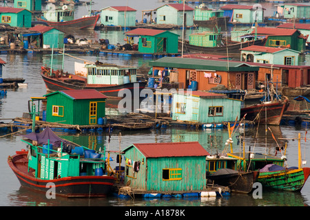 2007 péniche ville flottante dans la Communauté hors du port de la ville de Cat Ba Baie de Halong Vietnam Banque D'Images