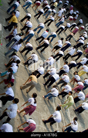 2007 Les enfants l'exercice avant le début des cours de l'École de la ville de Cat Ba Cat Ba Island Baie de Halong Vietnam Banque D'Images