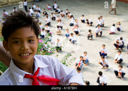 2007 Les enfants l'exercice avant le début des cours de l'École de la ville de Cat Ba Cat Ba Island Baie de Halong Vietnam Banque D'Images