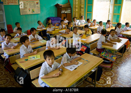 Les élèves du primaire dans une classe de la ville de Cat Ba Cat Ba Island Baie de Halong Vietnam Banque D'Images