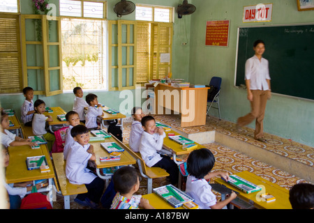 2007 L'école primaire Les élèves et le professeur dans une salle de classe de la ville de Cat Ba Cat Ba Island Baie de Halong Vietnam Banque D'Images