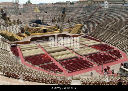 Le stade romain à Vérone Italie utilisé comme un opéra en plein air avec coin pour plus de 20 000 Banque D'Images