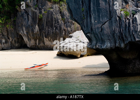 Kayak sur une plage dans une crique de la Baie d'Halong Vietnam Banque D'Images