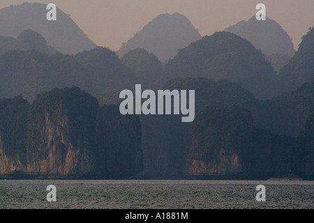 Couches de silhouettes de montagne calcaire de la baie de Halong Vietnam Banque D'Images