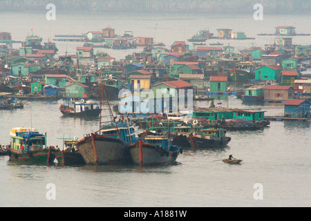 2007 péniche ville flottante dans la Communauté hors du port de la ville de Cat Ba Baie de Halong Vietnam Banque D'Images