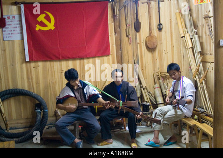 2007 Band exerçant sous un drapeau communiste de minorités ethniques dong Ville de Zhaoxing Chine Banque D'Images