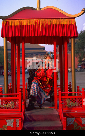 Femme chinoise traditionnelle en costume de la reine à l'aide de téléphone cellulaire dans Forbidden City Beijing Chine Banque D'Images