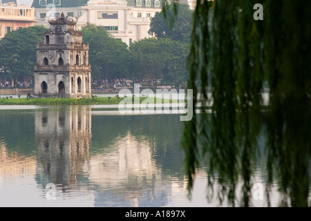 2007 Thap Rua Temple ou Tour de la tortue du lac Hoan Kiem Hanoi Vietnam Banque D'Images