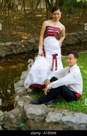 2007 jeune couple vietnamien Pose pour photos de mariage près d'un ruisseau Hanoi Vietnam Banque D'Images