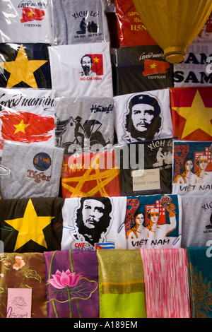 2007 T Shirts socialiste et communiste dans un magasin de souvenirs Hanoi Vietnam Banque D'Images