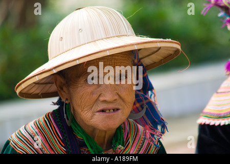 Le vieillissement 2007 Femme Flower Hmong Sapa Bac Ha marché près de Vietnam Banque D'Images