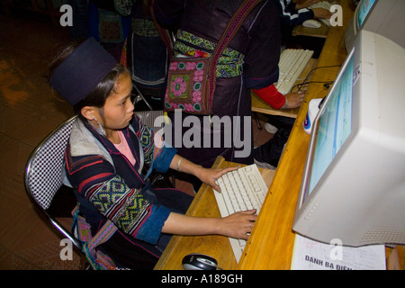 2007 Fille Hmong Indigo traditionnel dans des vêtements teints en utilisant l'Internet Sapa Vietnam Banque D'Images