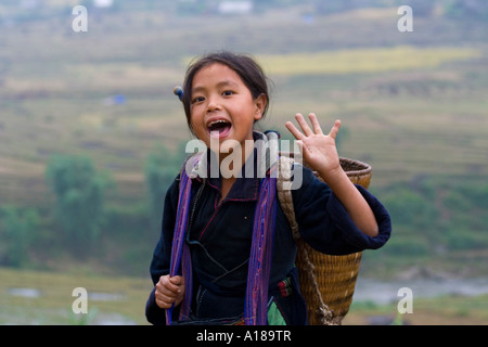 2007 belle jeune fille portant des vêtements traditionnels dans les collines près de Sapa Vietnam Banque D'Images