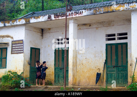 2007 Deux filles Hmong devant un bâtiment du Parti Communiste du Vietnam Sapa Banque D'Images