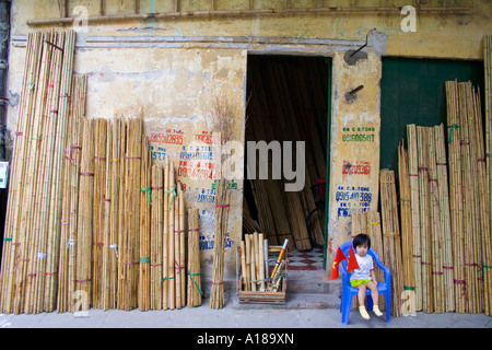 2007 Petit Enfant vietnamien en face de sa famille Bambou Store, Ladder Street Hanoi Vietnam Banque D'Images