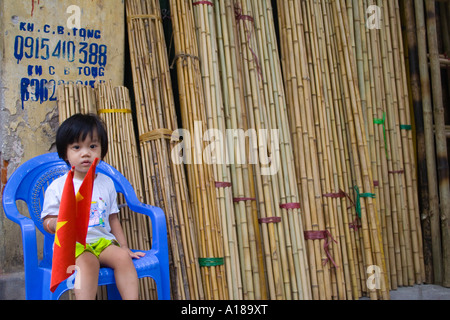 2007 Petit Enfant vietnamien en face de sa famille Bambou Store, Ladder Street Hanoi Vietnam Banque D'Images