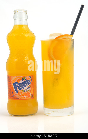 Bouteille de fanta avec plein verre servir parfait Banque D'Images