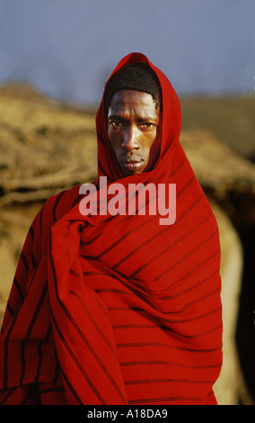 Homme massaï enveloppé dans une couverture rouge traditionnelle au Kenya Banque D'Images