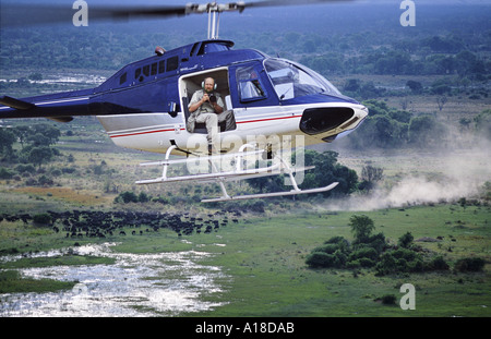 Steve Bloom en photographiant à partir d'un hélicoptère au-dessus de l'Okavango au Botswana Banque D'Images