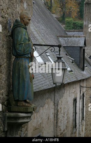 Auray moine avec statue de poisson Banque D'Images