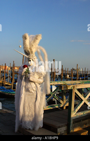 Caractère masqué en costume avec unicorn head-dress, Carnaval de Venise Banque D'Images