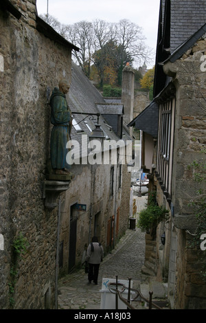 Auray moine avec statue de poisson Banque D'Images