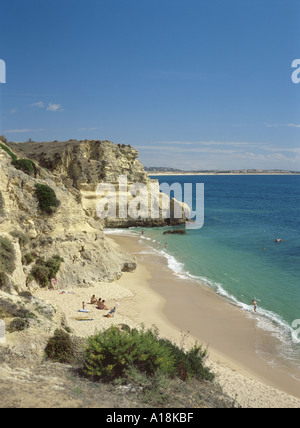 Le Portugal l'Algarve, petite crique près de Armaçao de Pera, peu de gens on beach Banque D'Images