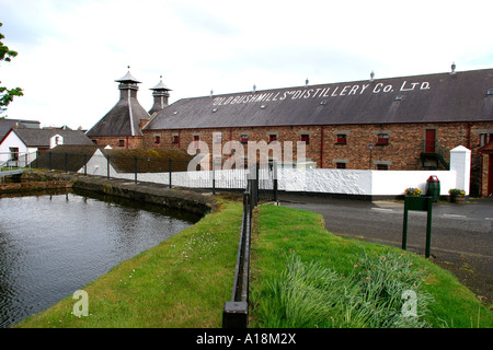 Royaume-uni le comté d'Antrim Bushmills Whiskey Distillery Banque D'Images