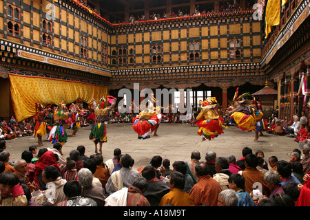 Bhoutan Paro Tsechu festival de danse 8 sortes de spiritueux Degye danseurs bondissant dans Dzong courtyard Banque D'Images