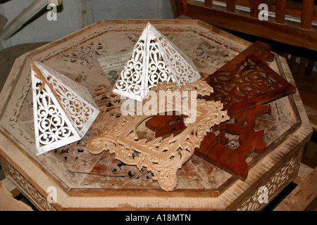 Maroc Essaouira Arabesque en bois de Thuya inachevé atelier abat-jour ajouré et cadres Banque D'Images