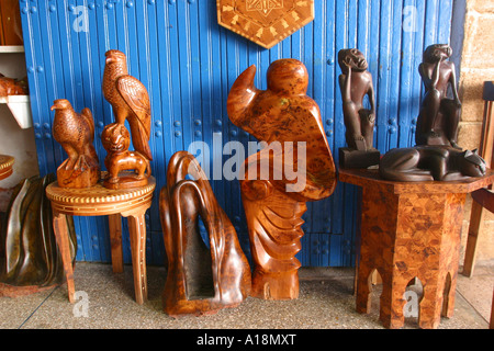 Maroc Essaouira boutique vendant des sculptures de thuya sculpté Banque D'Images