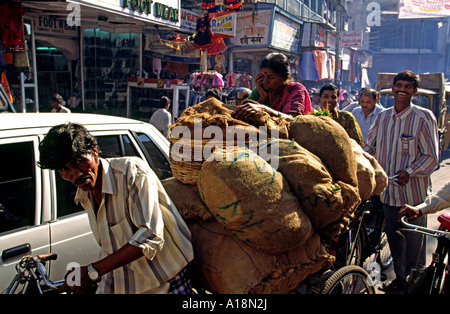 Inde Andhra Pradesh Hyderabad Sultan Bazaar Terrabazkhan femme fatiguée de la route sur cycle rickshaw surchargé Banque D'Images