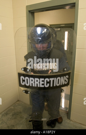 L'équipe d'extraction de cellule à cellule saisie indisciplinés poignée détenu. Prison à sécurité maximum, Nebraska, USA. Banque D'Images