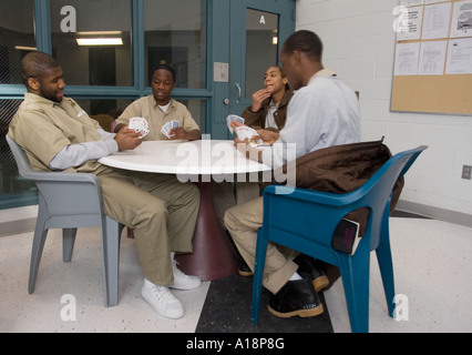 Les détenus mineurs cartes à jouer à table en salle sociale Service correctionnel établissement pour adolescents à Omaha au Nebraska Banque D'Images